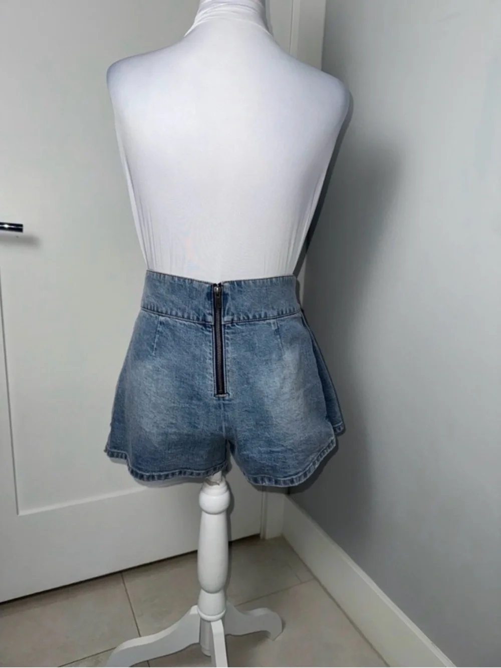 Alice + Olivia Noah Denim Pleated Skort/ Size 26 - Picture 9 of 12